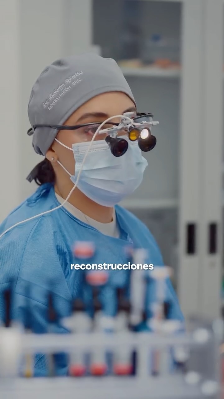 Cirugía Oral — la Dra. Rubattino en procedimiento con lupas quirúrgicas